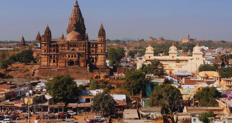 Panoramablick über die Stadt Orchha, dominiert von dem mehrtürmigen Chaturbhuj-Tempel und historischen Palästen