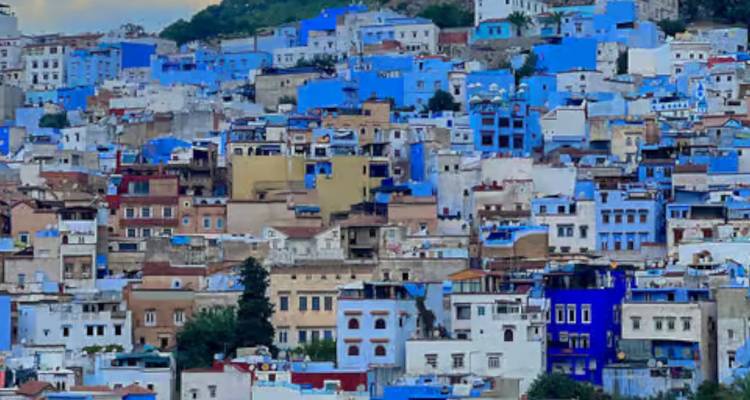 Vista panorámica de las casas pintadas de azul apiladas en la ladera de Chefchaouen
