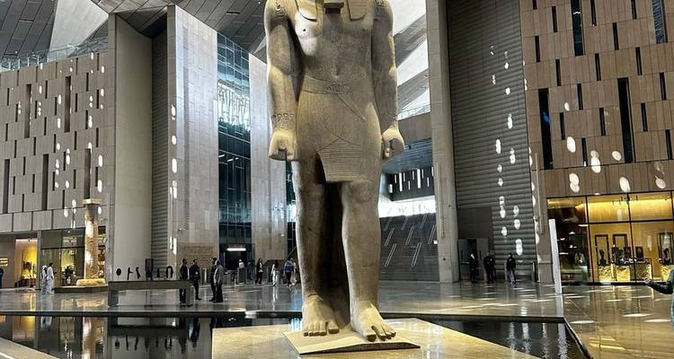 Statue colossale du Pharaon Ramsès II dans l'atrium spacieux du Grand Musée égyptien