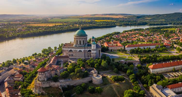 Panorámica aérea de la Basílica de Esztergom y el complejo del castillo con vistas al río Danubio y el paisaje circundante.