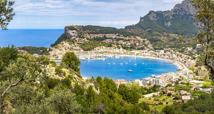 Charmante petite ville côtière et baie entourées de collines verdoyantes et de la Mer Méditerranée