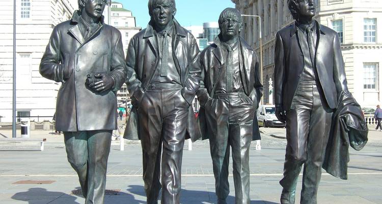 Bronzestatuen der Beatles, die entlang der Uferpromenade von Liverpool schreiten