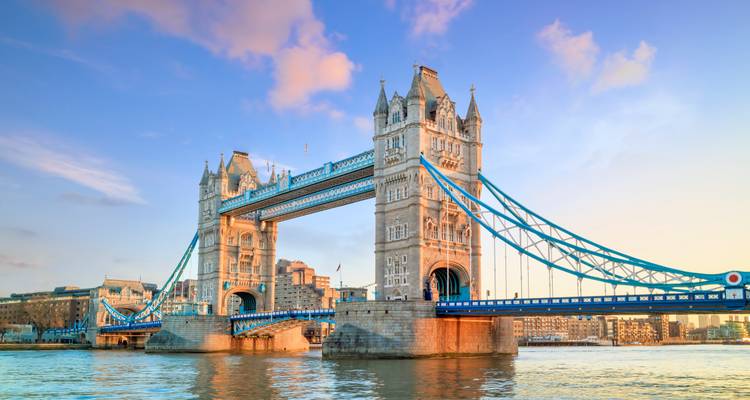 Dämmerungsblick auf die Tower Bridge, die sich gegen einen Pastellhimmel abzeichnet und sich in der Themse spiegelt