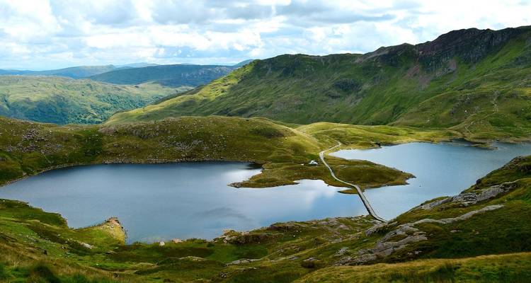 Vue surélevée de deux lacs de montagne jumeaux reliés par une chaussée étroite