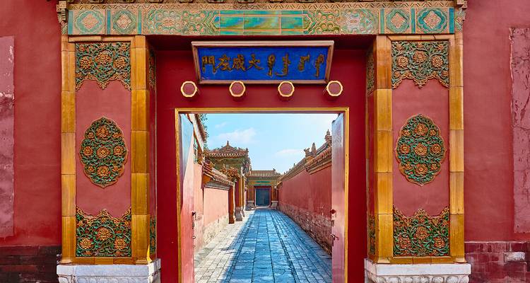 Verzierte Türöffnung mit farbigen glasierten Kacheln und chinesischen Schriftzeichen in Pekings Verbotener Stadt