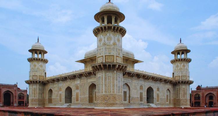 Witte marmeren Itimad-ud-Daulah mausoleum (Baby Taj) met delicaat inlegwerk tegen een bleek lucht.