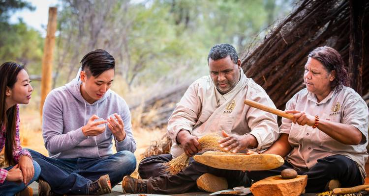 Les visiteurs s'assoient avec des guides autochtones pour apprendre les techniques traditionnelles de tissage et les savoir-faire de brousse dans l'arrière-pays.