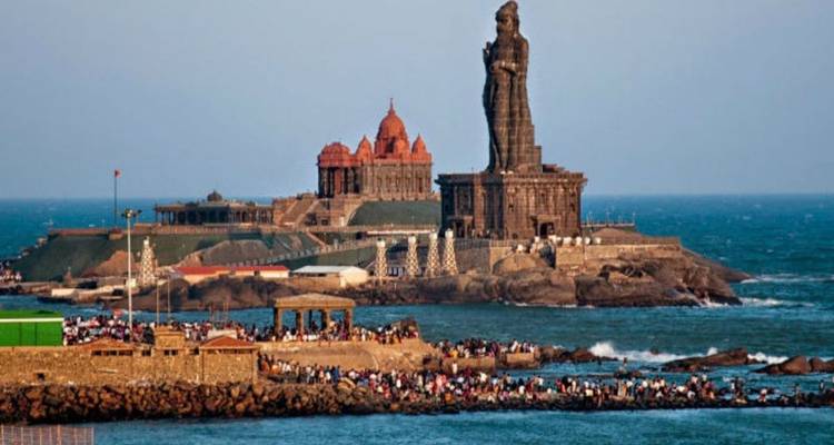 Menschenmengen versammeln sich auf der felsigen Spitze Indiens in Kanyakumari und blicken auf die imposante Thiruvalluvar-Statue und das Vivekananda-Denkmal im Meer.
