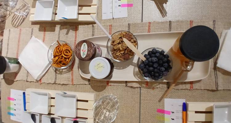 Assortiment de table composé de myrtilles, de bretzels et d'ingrédients de yaourt prêts pour l'atelier de dégustation