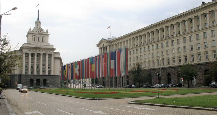Complexe Largo gouvernemental avec une rangée de drapeaux internationaux bordant la pelouse centrale