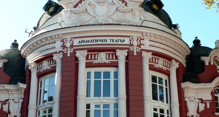 Théâtre dramatique de Varna historique rouge et blanc avec colonnes ornées et signalétique en cyrillique