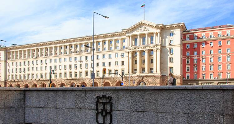 Bâtiment du Conseil des ministres de Bulgarie avec un passant solitaire au premier plan