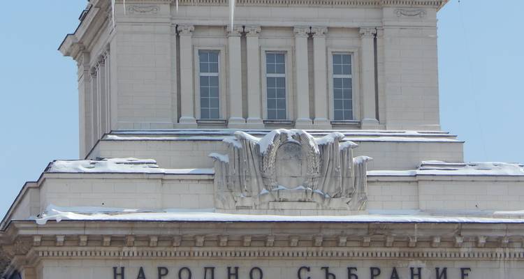 Corniche enneigée du bâtiment de l'Assemblée nationale de Sofia capturée en gros plan