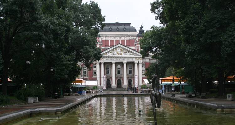 Théâtre national Ivan Vazov de style néoclassique se reflétant dans un long bassin rectangulaire