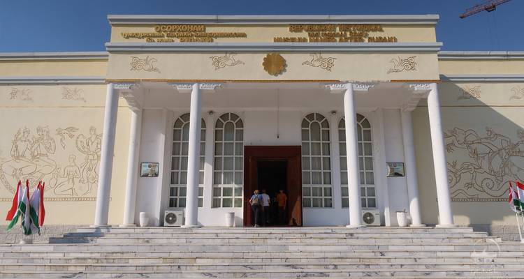Museum entrance with neoclassical columns and visitors climbing marble steps.