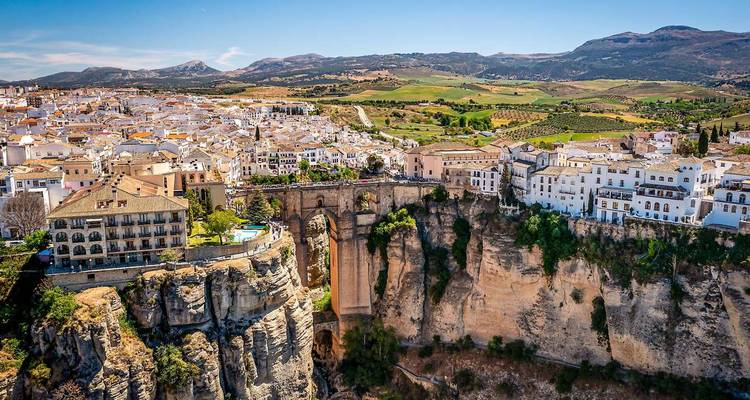 El icónico puente Nuevo que atraviesa un desfiladero profundo con el pueblo de Ronda encaramado en acantilados escarpados.