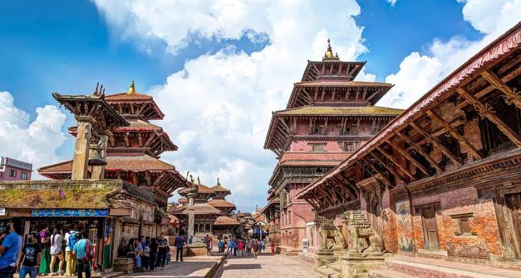 Kaseinenstraatje van Bhaktapur met middeleeuwse pagodatemples onder een helder bewolkte hemel.
