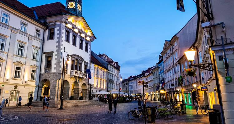 Les lumières du soir brillent le long des ruelles pavées de pierre et de l'architecture historique de la vieille ville de Ljubljana.