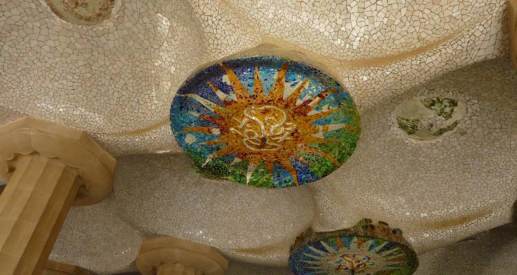 Medallones de mosaico de Gaudí en el techo ondulante de la Sala Hipóstila del Parque Güell.