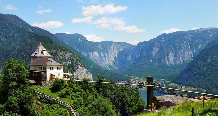 Het Skywalk-uitkijkpunt steekt uit boven het Hallstatt-meer met hoge rotswanden die het dorp omringen.