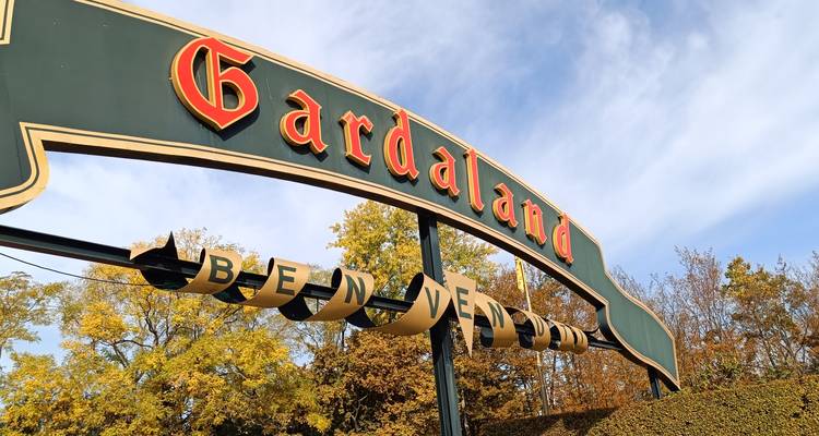 Cartel del arco de entrada al parque temático Gardaland con letras de 'Benvenuto' debajo