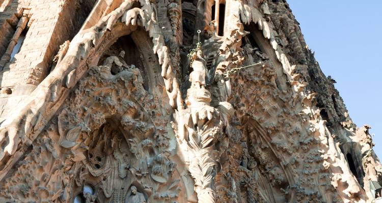 Komplexe Steinschnitzereien an der Fassade der Basilika Sagrada Família