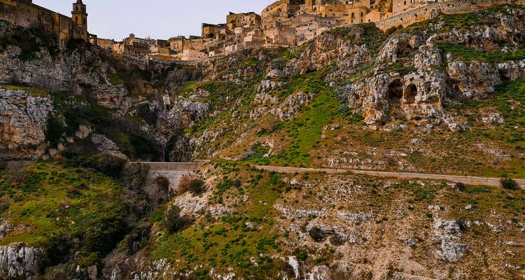 Ravin spectaculaire en bord de falaise avec des habitations en pierre anciennes d'une ville de montagne perchée au-dessus de rochers escarpés