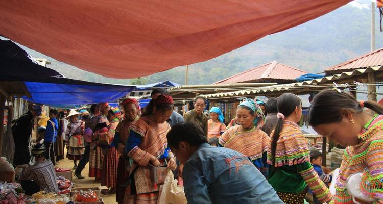 Marché coloré des ethnies des collines à Bac Ha avec des femmes vêtues de costumes brodés traditionnels.
