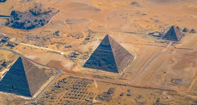 Luchtfoto van het Giza Plateau met de piramides en het omringende woestijnlandschap.