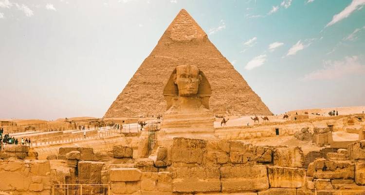Uitgebreid uitzicht op het Sphinx- en Piramidecomplex met toeristen die de site verkennen.