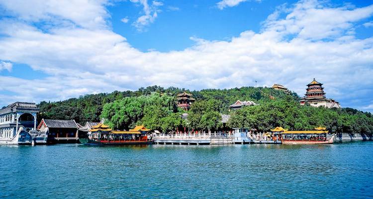 Der Sommerpalastkomplex und verzierte Boote, die sich im Kunming-See spiegeln