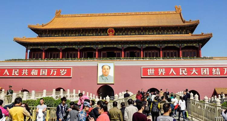 Tiananmen-Tor mit Mao-Porträt und Besuchermassen unter klarem blauen Himmel