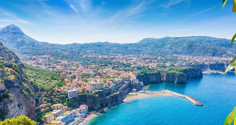 Oogverblindend luchtfoto van het schiereiland Sorrento met turkooizen baai en groene kliffs.