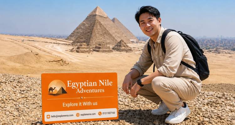 Un homme s'agenouille avec un panneau indiquant « aventure » devant les pyramides de Giza lors d'un après-midi désertique brumeux.