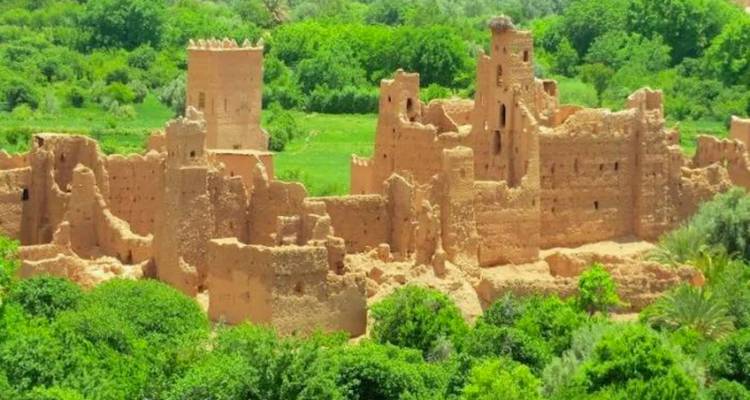Ruines de forteresse en terre crumblante entourées d'une végétation verte luxuriante