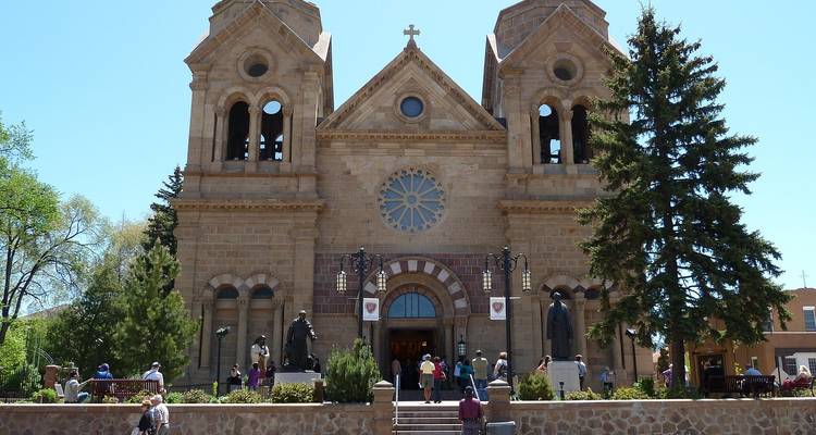 Bezoekers verzamelen zich buiten de zandstenen Kathedraal Basilica van Sint-Franciscus van Assisi in Santa Fe.