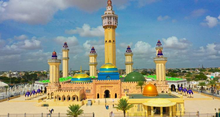 Vue aérienne vibrante de la Grande Mosquée de Touba ornée avec ses dômes colorés et son minaret