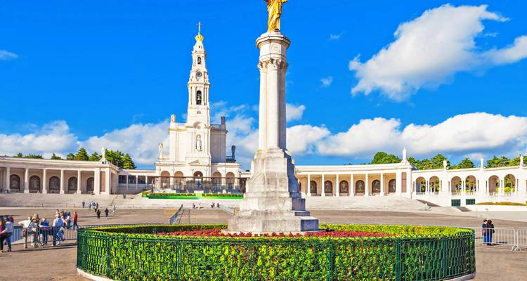 Herhaling - standbeeldzuil en Fátima Basiliek met pelgrims op het plein