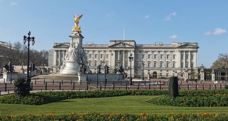 Le Palais de Buckingham et le Victoria Memorial vus à travers des parterres de fleurs impeccablement entretenus.