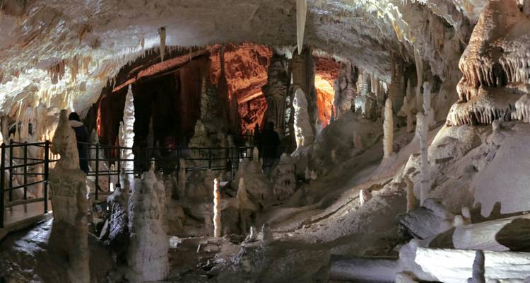 Spektakuläre, mit Stalaktiten gefüllte Kammern und Laufwege in der Höhle von Postojna