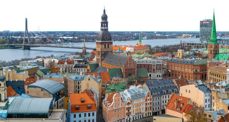 Panoramablick aus der Luft auf die Skyline von Riga, den Fluss Daugava und die Brücken unter klarem Himmel