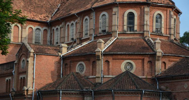 Nahaufnahme der roten Backsteinkirche Notre Dame Cathedral im französischen Kolonialstil in Ho-Chi-Minh-Stadt.