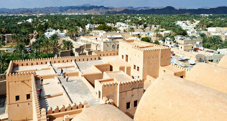 Vue élevée sur les remparts de sable et les cours de la forteresse historique de Nizwa
