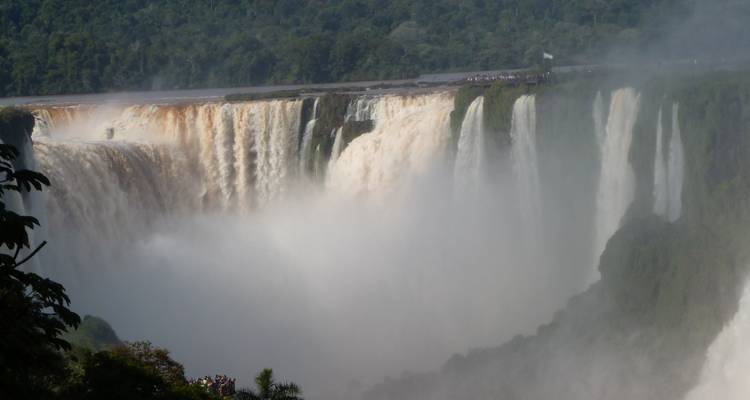 Vista panorámica llena de spray de la sección Garganta del Diablo de las Cataratas del Iguazú desde el lado argentino.