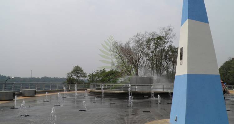 Plaza con fuente en el monumento Hito Tres Fronteras con marca de agua en la imagen.