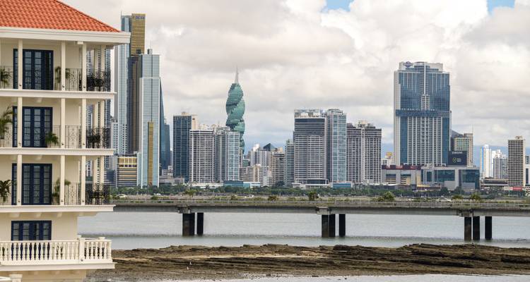 Skyline moderno de rascacielos de la Ciudad de Panamá visto desde Casco Viejo con costa rocosa en primer plano.