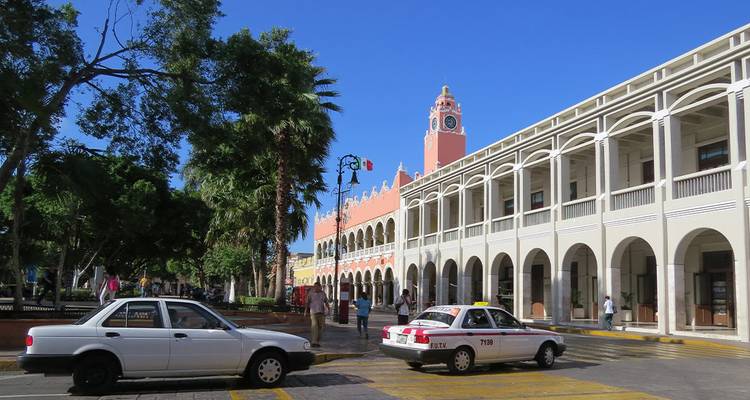 Arcade en klokkentoren uit de koloniale tijd op een heldere dag met blauwe lucht in Mérida.