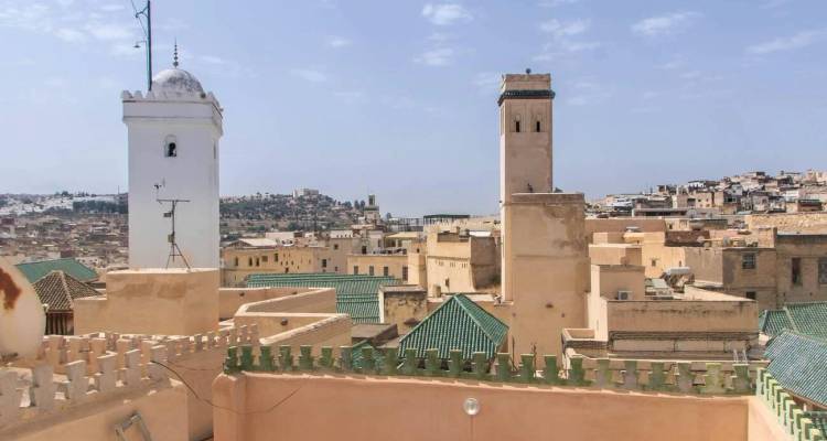 Vue sur les toits et les minarets de la médina de Fès sous un ciel brumeux
