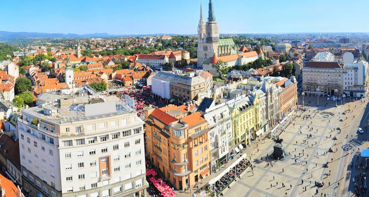 Panorama de gran angular de la plaza principal de Zagreb, las torres de la catedral y tejados de tejas en un día soleado.