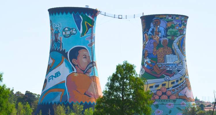 De felgekleurde Orlando-koeltorens in Soweto, versierd met grote muurschilderingen.